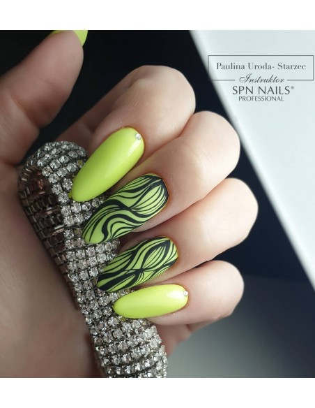 Zdobienie wykonane za pomocą żółtego lakieru hybrydowego Zdobienie wykonane za pomocą żółtego lakieru hybrydowego