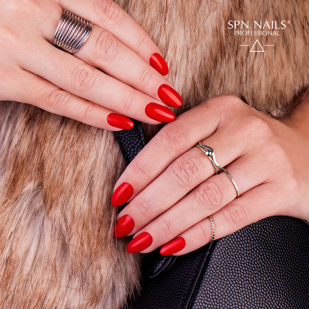 Manicure hybrydowy wykonany czerwonym lakierem