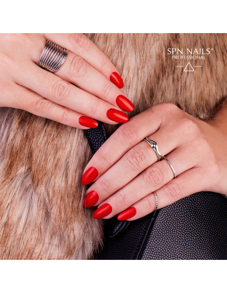 Manicure hybrydowy wykonany czerwonym lakierem