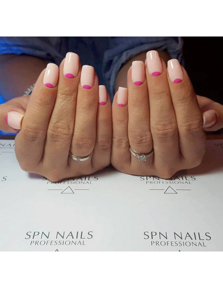 Mleczne paznokcie hybrydowe pomalowane lakierem 509 Creme Brulée