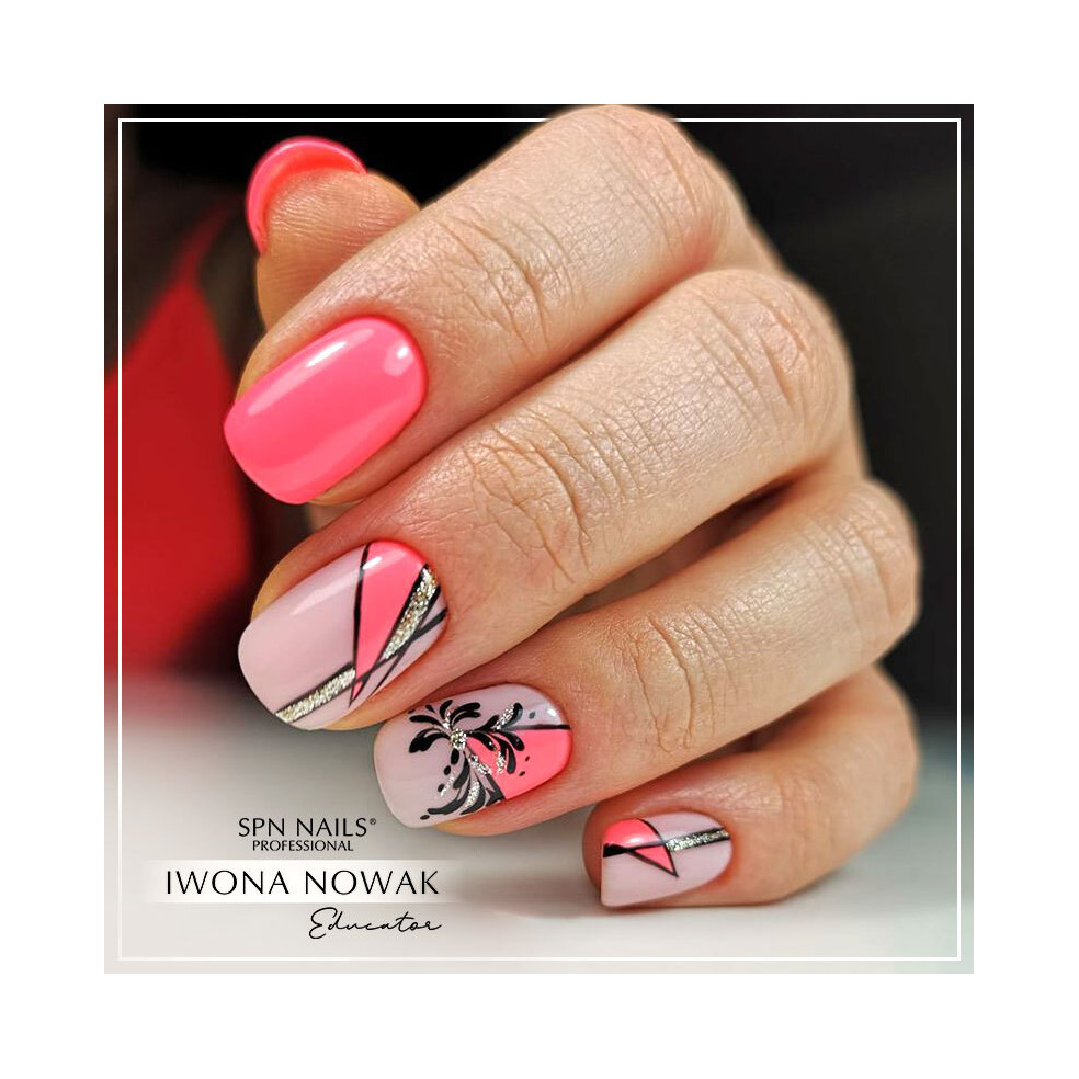 Manicure hybrydowy wykonany za pomocą różowego koralowego lakieru