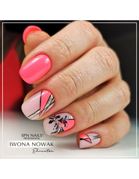 Manicure hybrydowy wykonany za pomocą różowego koralowego lakieru