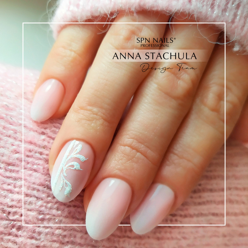 Manicure hybrydowy. Zdobienie wykonane za pomocą różowego lakieru hybrydowego