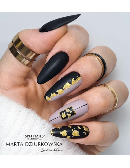 Manicure hybrydowy z wykorzystaniem lakieru hybrydowego w kolorze 511 Nude Manicure hybrydowy z wykorzystaniem lakieru hybrydowego w kolorze 511 Nude