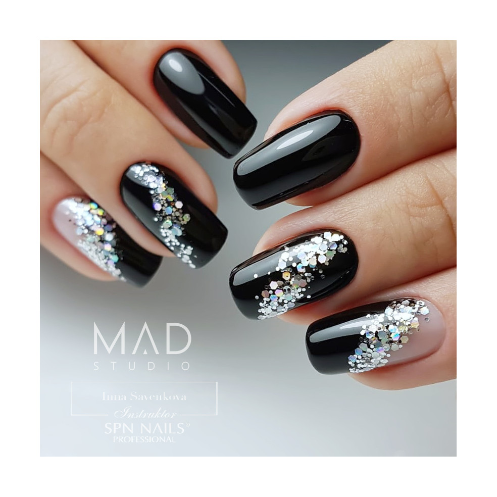 Manicure hybrydowy wykonany za pomocą czarnego lakieru 503 Black Tulip Manicure hybrydowy wykonany za pomocą czarnego lakieru 503 Black Tulip