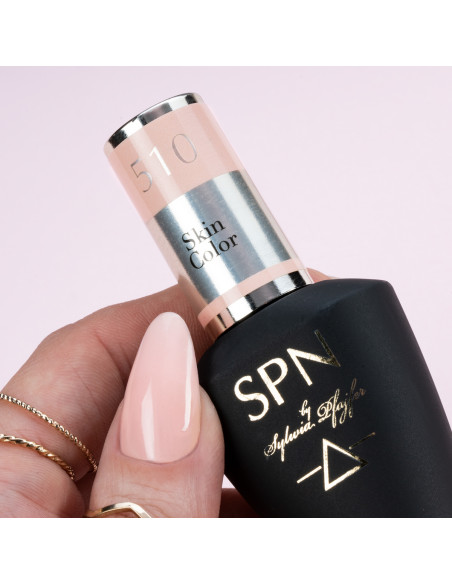 Butelka z lakierem i kciuk pomalowany cielistym odcieniem 510 Skin Color