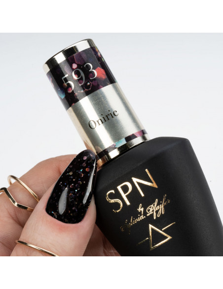 Butelka z lakierem hybrydowym i paznokieć pomalowany czarnym brokatowym lakierem Oniric 593 Butelka z lakierem hybrydowym i paznokieć pomalowany czarnym brokatowym lakierem Oniric 593