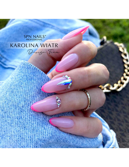 French manicure namalowany lakierem hybrydowym w kolorze koralorym różowym