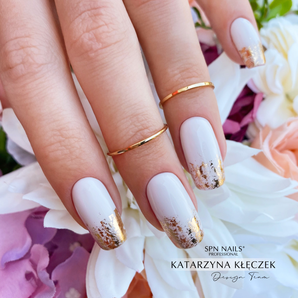 Manicure hybrydowy wykonany mlecznym lakierem