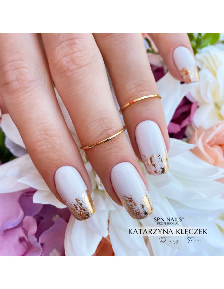 Manicure hybrydowy wykonany mlecznym lakierem