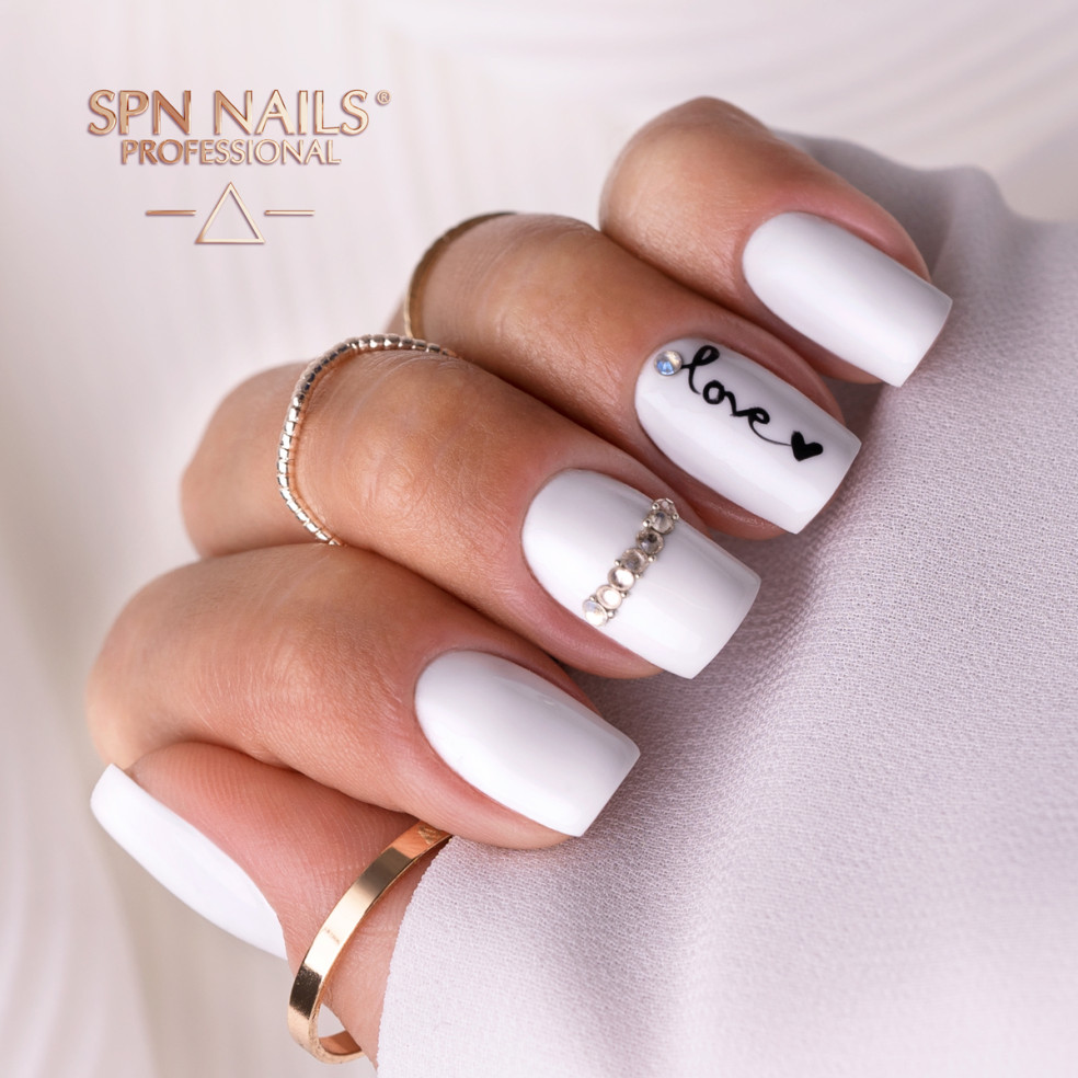 Białe mleczne paznokcie hybrydowe. Manicure wykonany za pomocą lakieru w kolorze 970 Frostinio