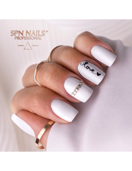 Białe mleczne paznokcie hybrydowe. Manicure wykonany za pomocą lakieru w kolorze 970 Frostinio