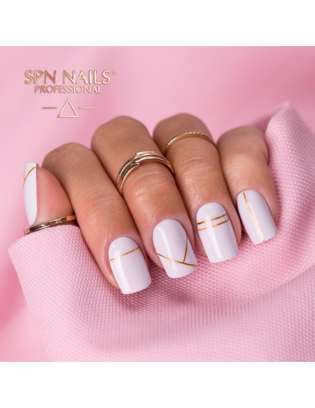 Mleczne paznokcie. Stylizacja wykonana za pomocą lakieru hybrydowego w kolorze mlecznym beżowym