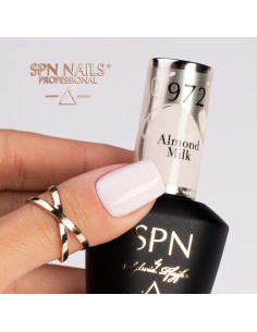 Butelka z lakierem hybrydowym i splashem w kolorze mlecznym 972 Almond Milk UV LaQ 8ml 2