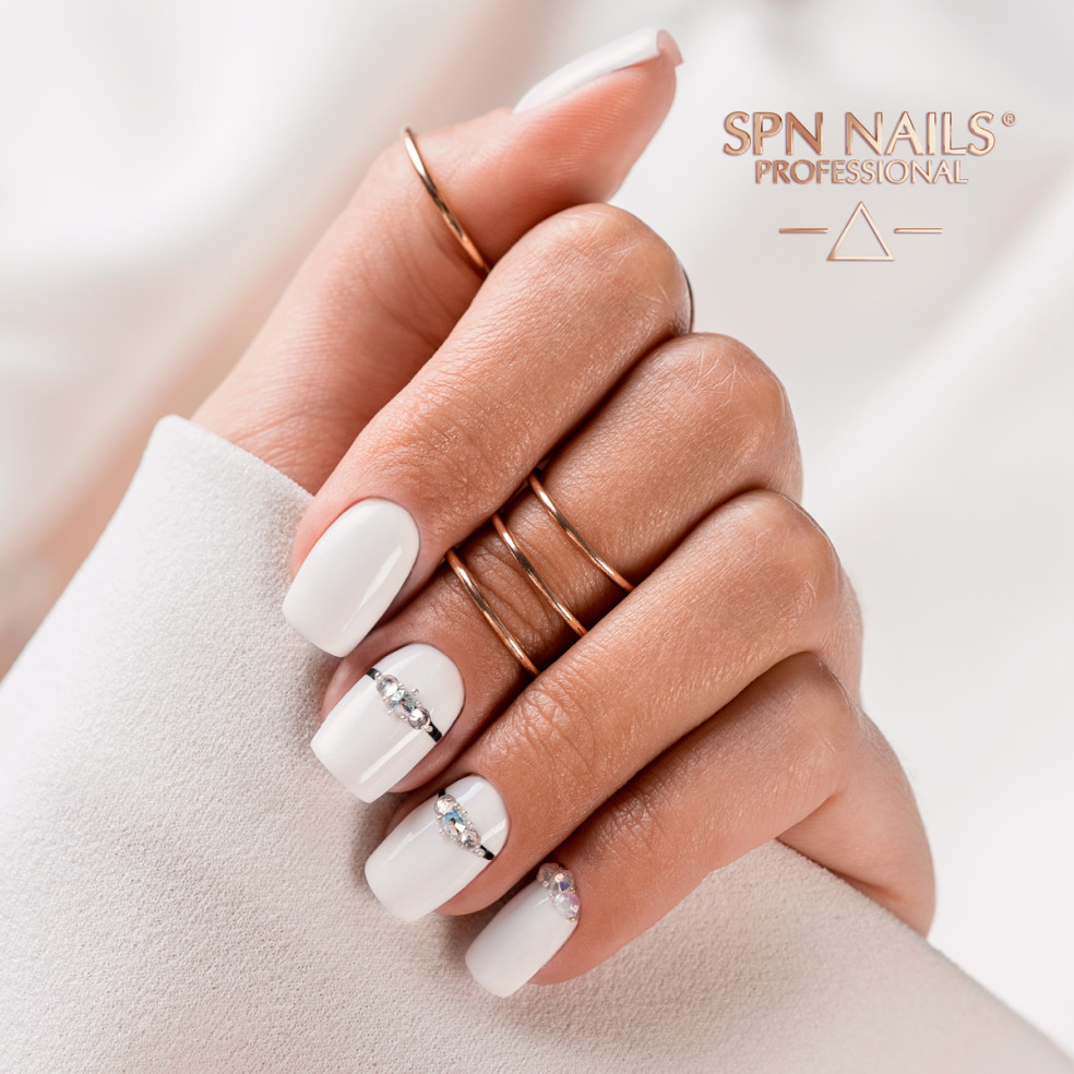 Manicure hybrydowy. Paznokcie pomalowane jasnym ciepłym odcieniem beżu.