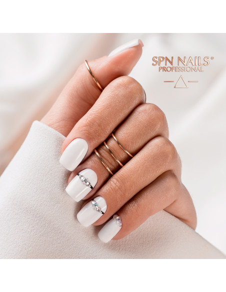 Manicure hybrydowy. Paznokcie pomalowane jasnym ciepłym odcieniem beżu.