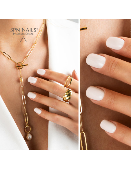 Kolaż zdjęć prezentujących ujęcia z bliska i z daleka na paznokcie pomalowane mlecznym lakierem hybrydowym.