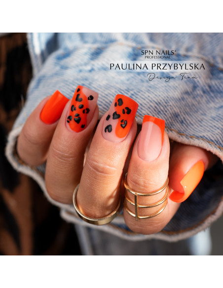 Zdobienie wykonane za pomocą neonowego pomarańczowego lakeru hybrydowego