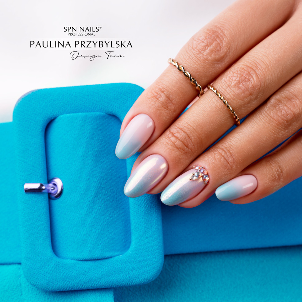 Manicure hybrydowy. Zdobienie wykonane z wykorzystaniem lakieru hybrydowego  964 Caribbean Sea