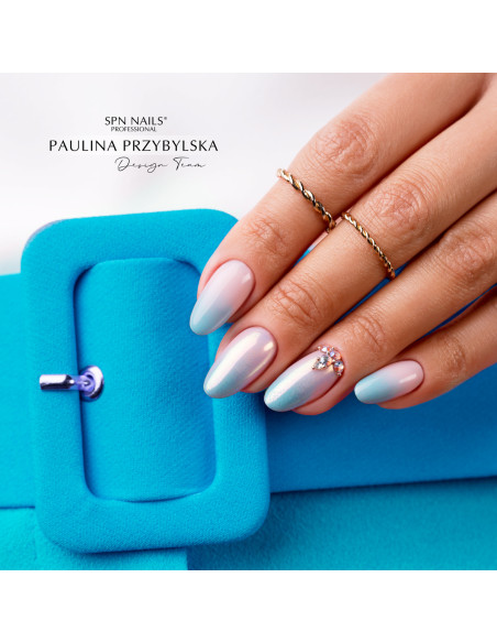 Manicure hybrydowy. Zdobienie wykonane z wykorzystaniem lakieru hybrydowego  964 Caribbean Sea