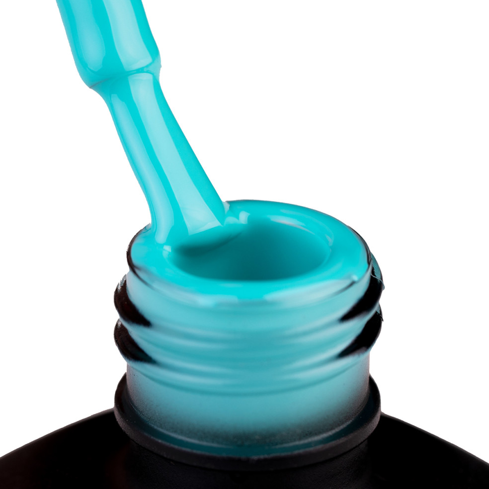 Szyjka butelki i oparty o nią pędzelek zanurzony w lakierze hybrydowym 964 Caribbean Sea w kolorze turkusowym