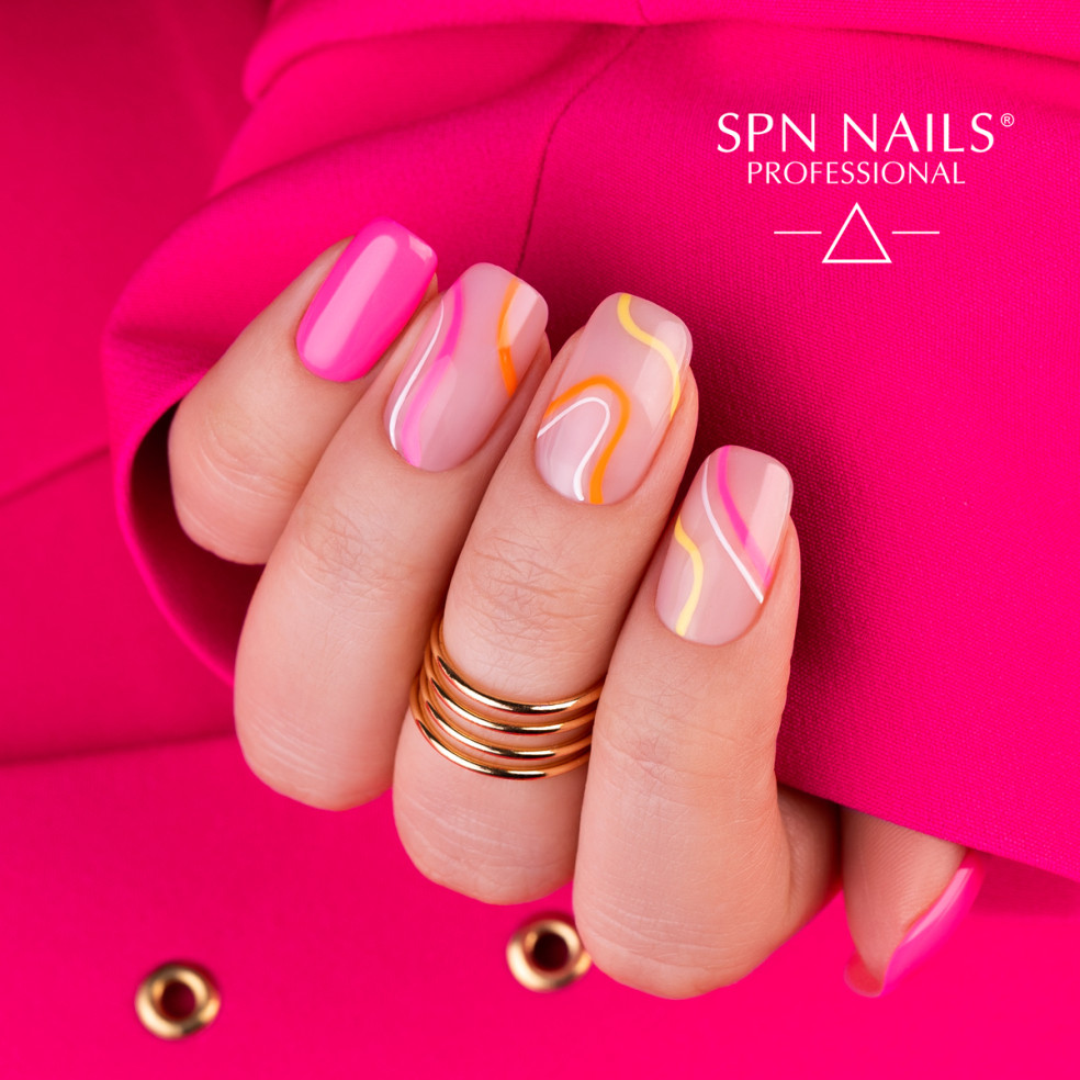 Manicure hybrydowy z wykorzystaniem cukierkowo różowego lakieru hybrydowego.