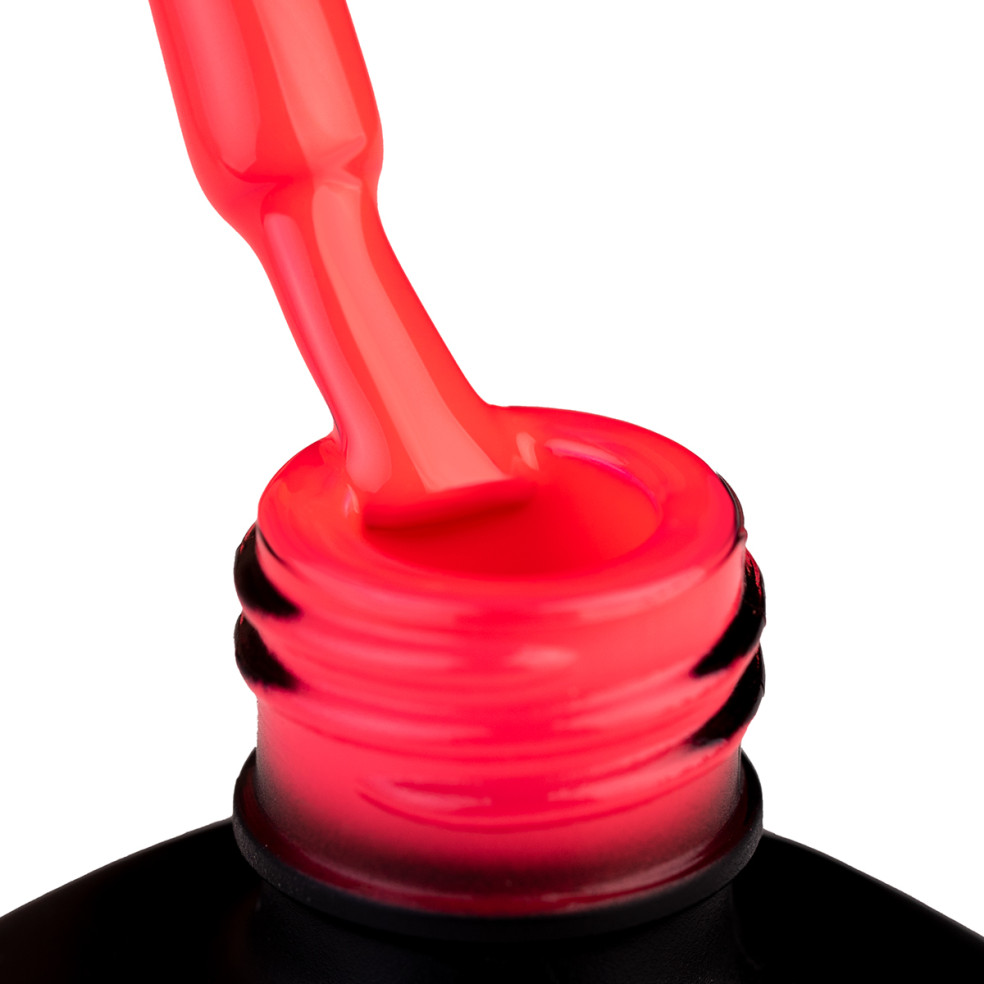 Szyjka butelki i oparty o nią pędzelek zanurzony w neonowym czerwonym lakierze hybrydowym 966 Strawberry Margarita