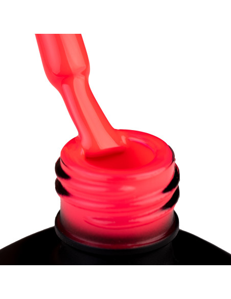 Szyjka butelki i oparty o nią pędzelek zanurzony w neonowym czerwonym lakierze hybrydowym 966 Strawberry Margarita
