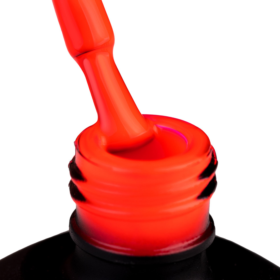 Szyjka butelki i oparty o nią pędzelek zanurzony w intensywnym ciemnym pomarańczowym lakierze hybrydowym 967 Cosmopolitan