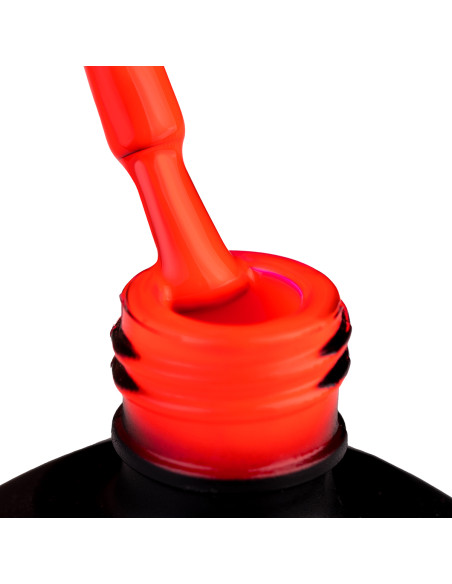 Szyjka butelki i oparty o nią pędzelek zanurzony w intensywnym ciemnym pomarańczowym lakierze hybrydowym 967 Cosmopolitan