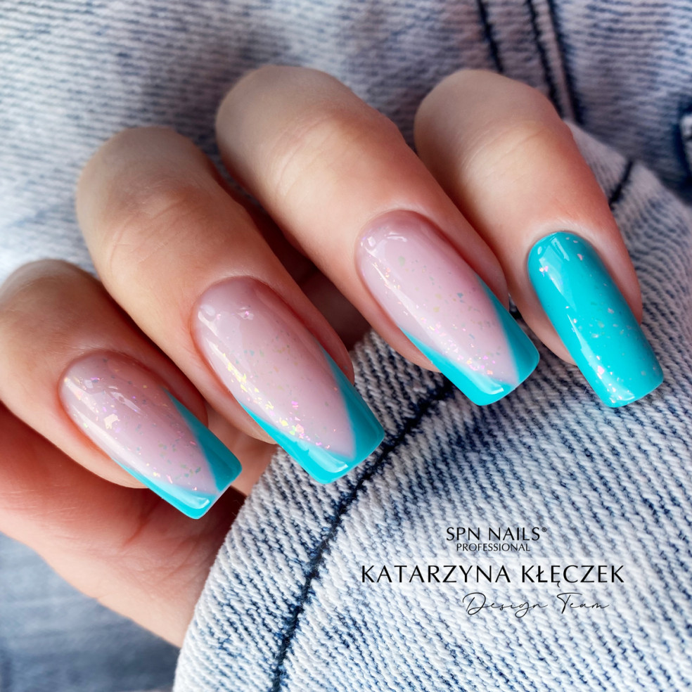 Paznokcie hybrydowe ze zdobieniem w kolorze turkusowym