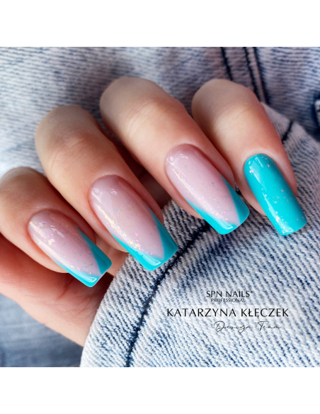 Paznokcie hybrydowe ze zdobieniem w kolorze turkusowym