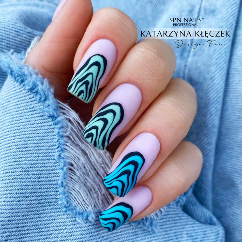 Manicure hybrydowy. Zdobienie wykonane za pomocą lakieru hybrydowego w kolorze  turkusowym