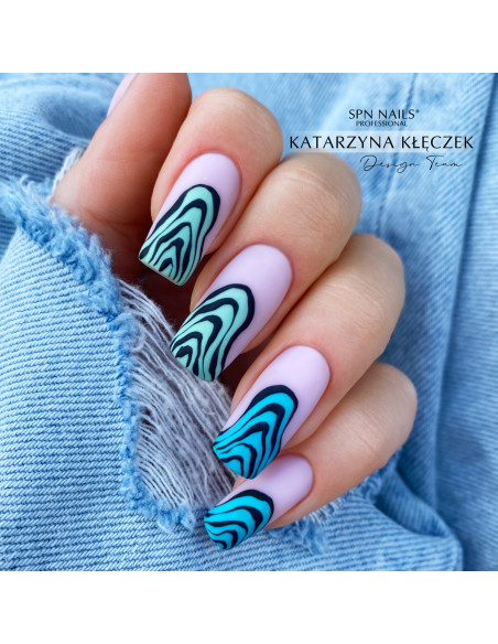 Manicure hybrydowy. Zdobienie wykonane za pomocą lakieru hybrydowego w kolorze  turkusowym