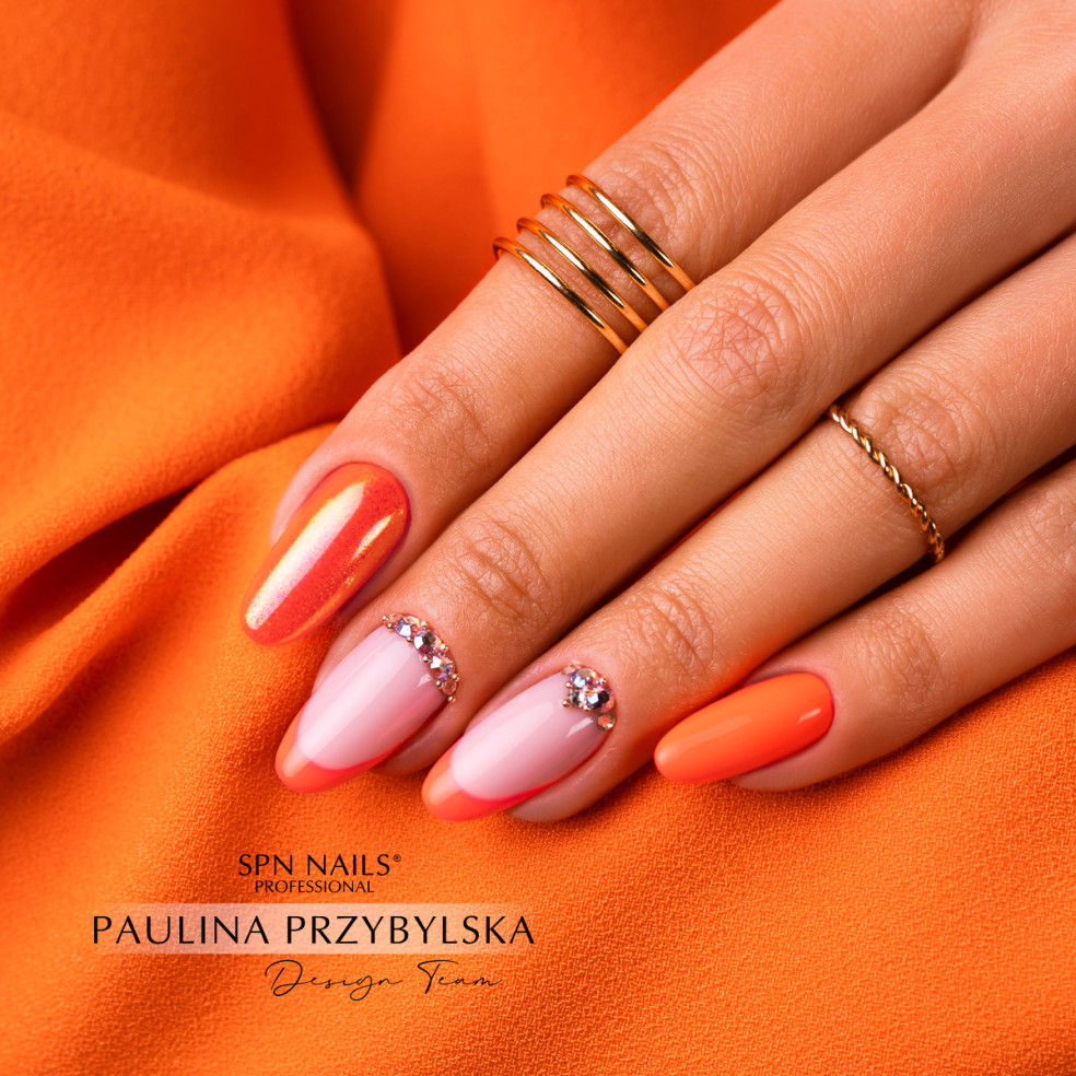 Zdobienie paznokci wykonane z wykorzystaniem neonowego pomarańczowego lakieru hybrydowego 967 Cosmopolitan
