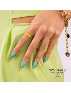 Manicure hybrydowy. Paznokcie pomalowane lakierem hybrydowym w odcieniu miętowym szałwiowym zielonym