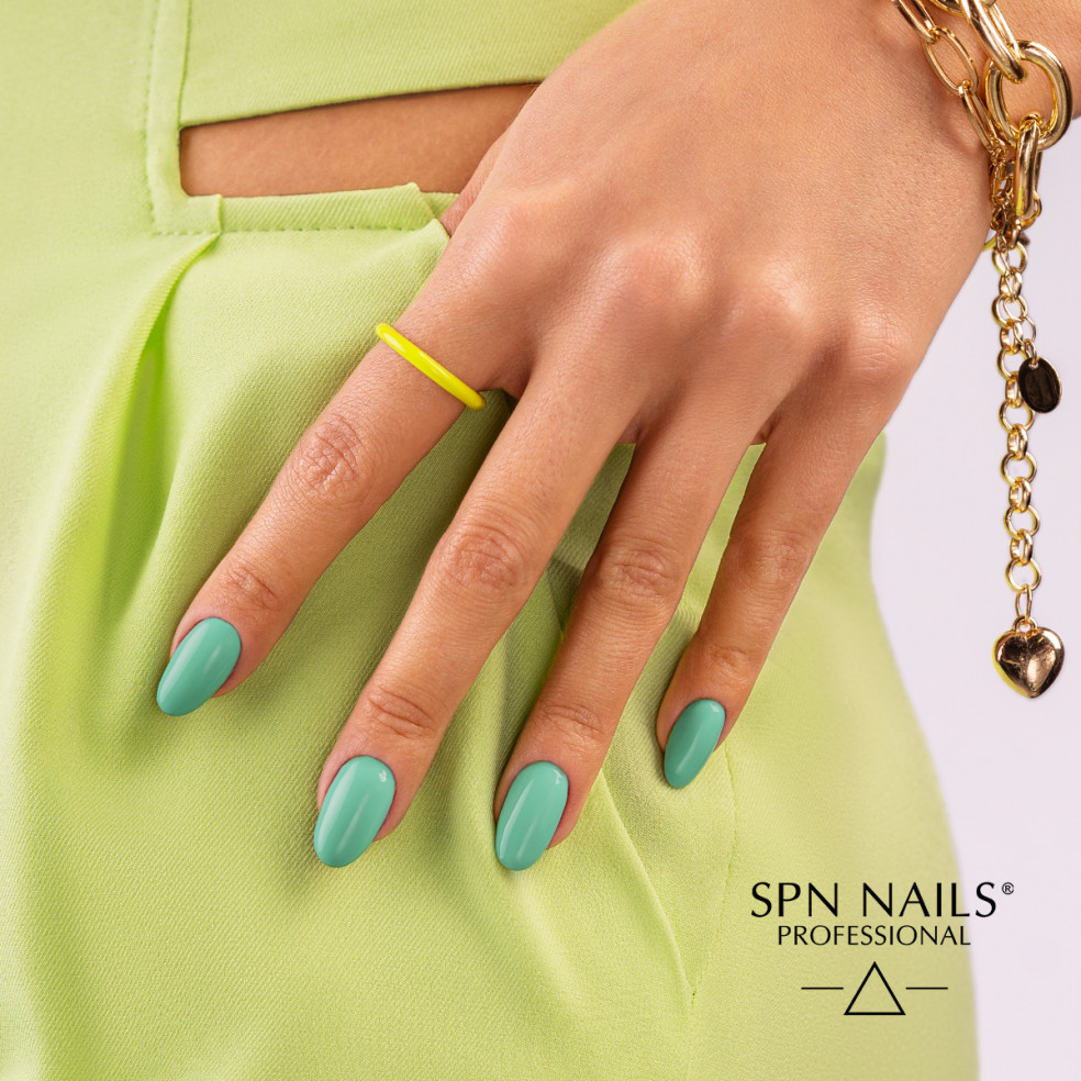 Manicure hybrydowy. Paznokcie pomalowane lakierem hybrydowym w odcieniu miętowym szałwiowym zielonym