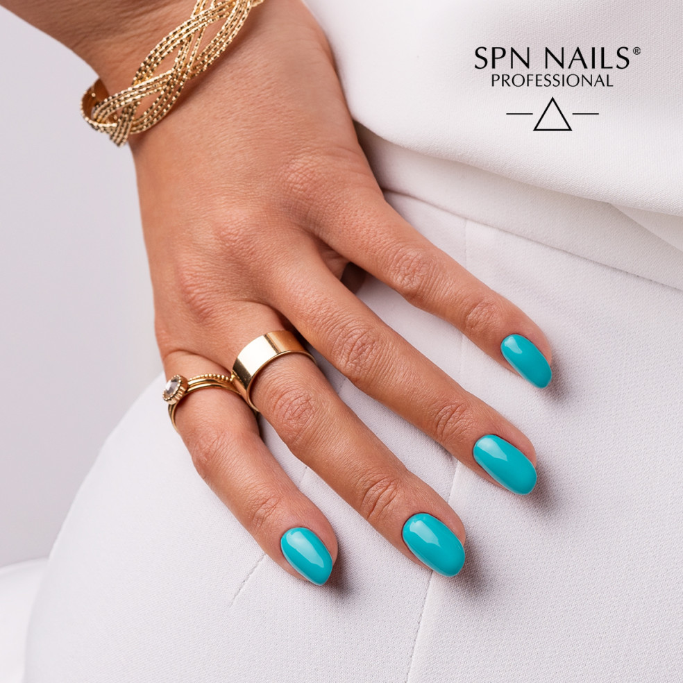 Manicure hybrydowy. Paznokcie pomalowane turkusowym lakierem hybrydowym  964 Caribbean Sea