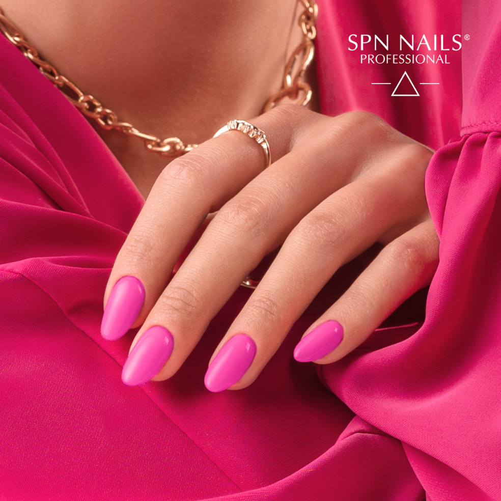 Różowe paznokcie hybrydowe. Manicure wykonany za pomocą cukierowo różowego lakieru 965 Natalia