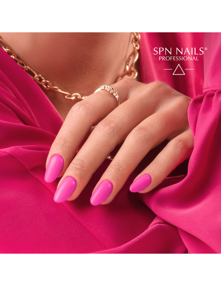 Różowe paznokcie hybrydowe. Manicure wykonany za pomocą cukierowo różowego lakieru 965 Natalia