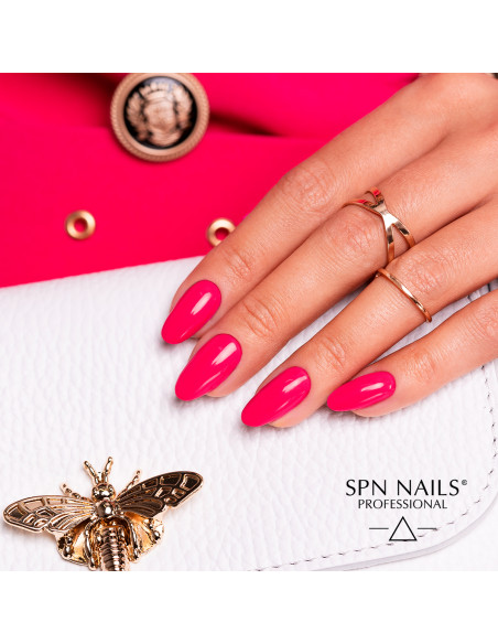 Manicure hybrydowy. Paznokcie pomalowane neonowym czerwonym lakierem hybrydowym 966 Strawberry Margarita SPN Nails