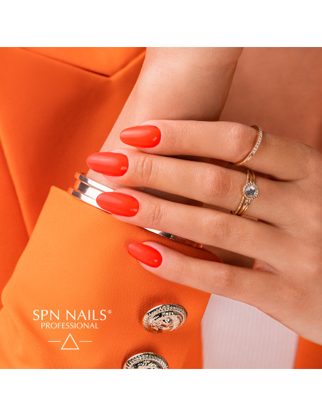 Manicure wykonany za pomocą lakieru hybrydowego w kolorze ciemnym pomarańczowym