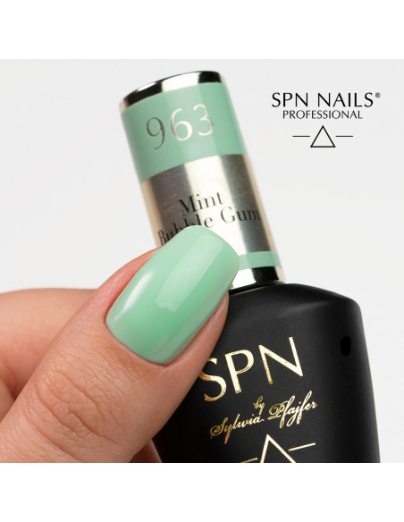 Butelka z lakierem i kciuk pomalowany kolorem szałwiowym 963 Mint Bubble Gum UV LaQ 8ml