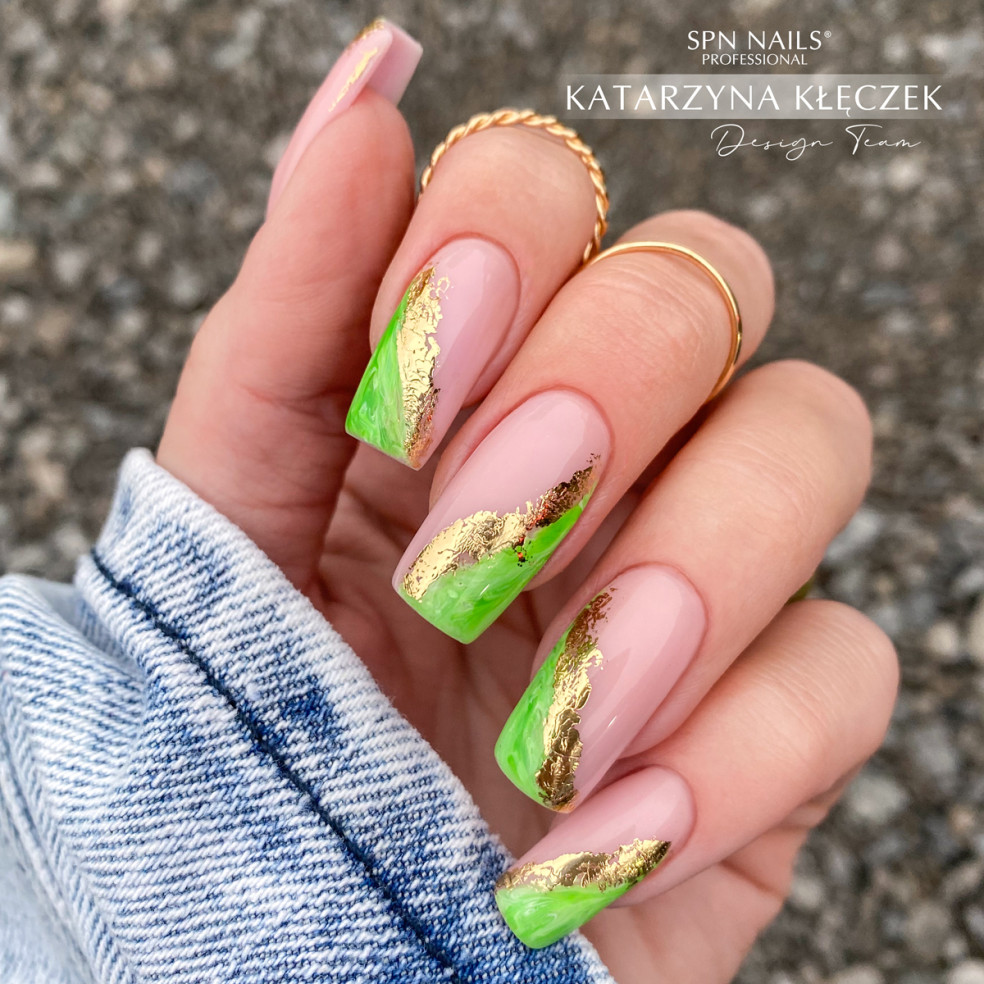 Zdobienie paznokci wykonane za pomocą intensywnego zielonego lakieru hybrydowego