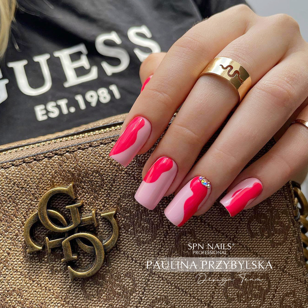 Manicure hybrydowy z wykorzystaniem neonowego czerwonego lakieru hybrydowego.