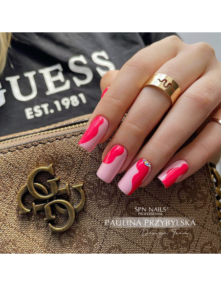 Manicure hybrydowy z wykorzystaniem neonowego czerwonego lakieru hybrydowego.