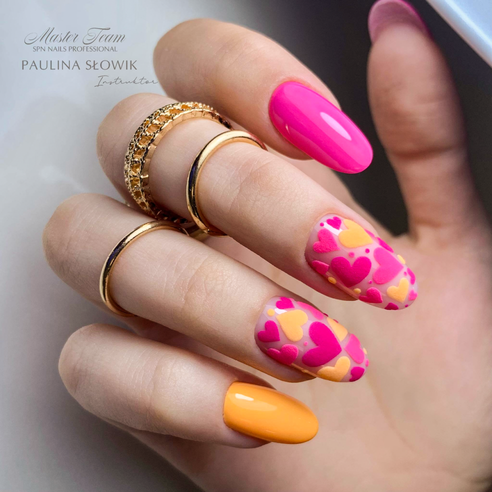 Manicure hybrydowy. Zdobienie wykonane z użyciem różowej hybrydy 965 Natalia