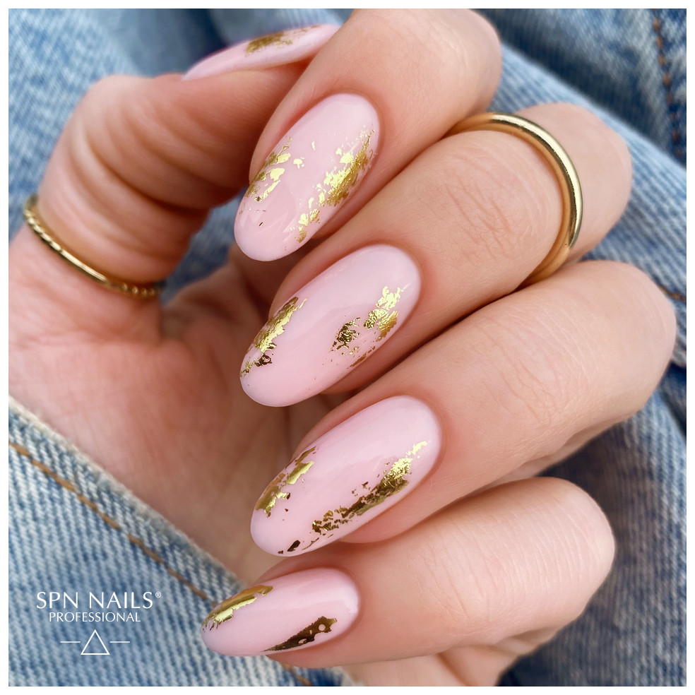 Manicure hybrydowy. Stylizacja wykonana za pomocą bazy kauczukowej Rubber Base Color & Go w kolorze pudrowego różu Manicure hybrydowy. Stylizacja wykonana za pomocą bazy kauczukowej Rubber Base Color & Go w kolorze pudrowego różu