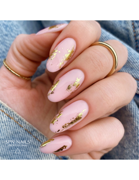 Manicure hybrydowy. Stylizacja wykonana za pomocą bazy kauczukowej Rubber Base Color & Go w kolorze pudrowego różu Manicure hybrydowy. Stylizacja wykonana za pomocą bazy kauczukowej Rubber Base Color & Go w kolorze pudrowego różu