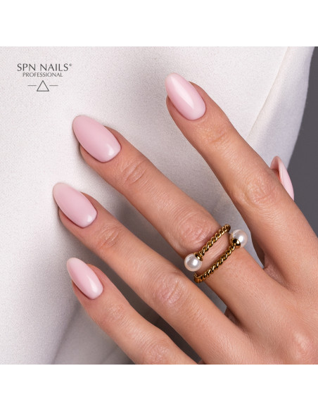 Manicure hybrydowy. Paznokcie pomalowane bazą kauczukową Rubber Base w odcieniu pudrowego różu Candy Girl Manicure hybrydowy. Paznokcie pomalowane bazą kauczukową Rubber Base w odcieniu pudrowego różu Candy Girl